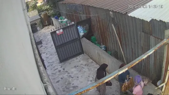 Bahçede kıyafet değiştiren kadınlar, merak konusu oldu