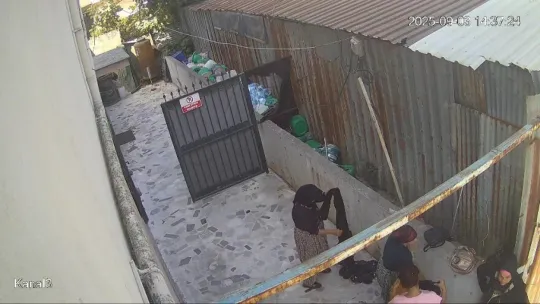 Bahçede kıyafet değiştiren kadınlar, merak konusu oldu
