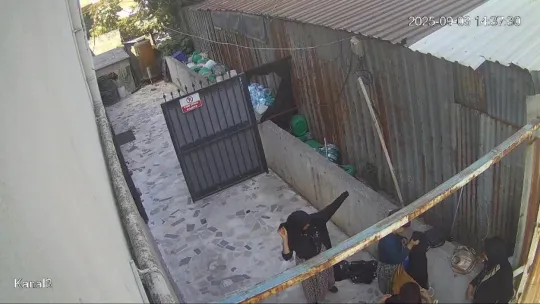 Bahçede kıyafet değiştiren kadınlar, merak konusu oldu