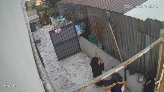 Bahçede kıyafet değiştiren kadınlar, merak konusu oldu