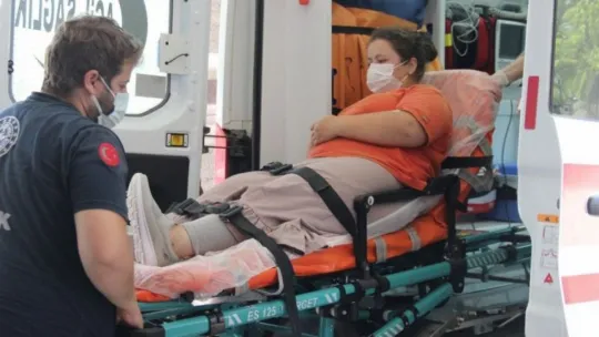 Bahçede otururken yılan sokan genç kız hastanelik oldu!