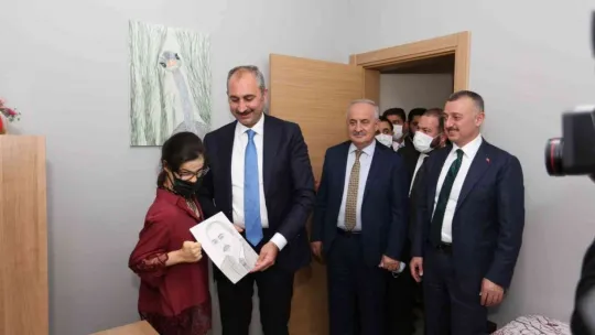 Bakan Gül, Gülşah'ın evine konuk oldu