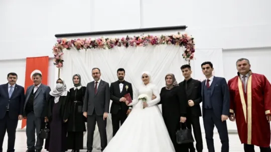 Bakan Kasapoğlu depremzede çiftin nikah şahidi oldu