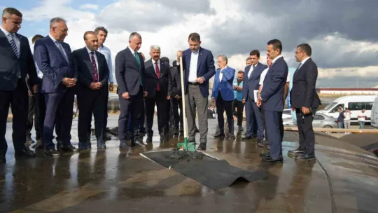 Bakan Kurum, Kocaeli'de İmamoğlu'na yüklendi