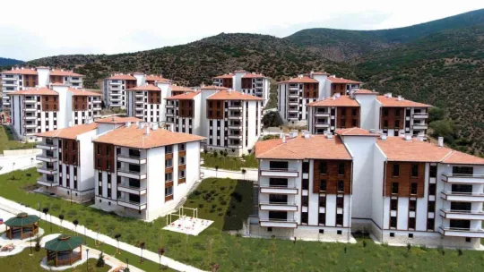 Bakan Özhaseki, TOKİ'den ev ve iş yeri alanlara müjdeyi verdi
