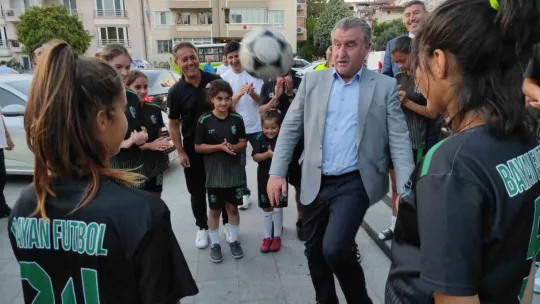 Bakan Osman Aşkın Bak: 8 milyon gencimize yüzme öğrettik