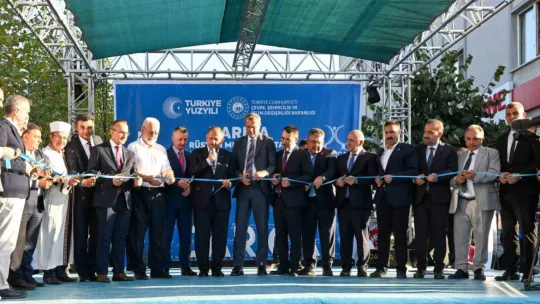 Bakan Özhaseki: İnsanların ilaç almak için eczacılara boyun büktüğü dönemleri de biliyoruz