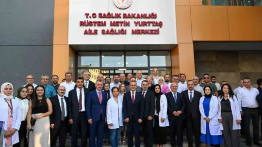 Bakan Özhaseki: İnsanların ilaç almak için eczacılara boyun büktüğü dönemleri de biliyoruz