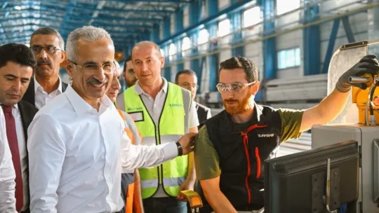 Bakan Uraloğlu, Milli Elektrikli Tren'i test etti