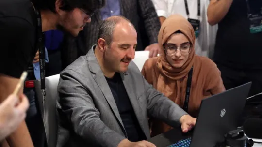 Bakan Varank: Gençlerimizin kendi ayakları üzerinde durmasını istiyoruz