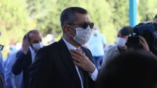 Bakan Ziya Selçuk'tan 17 Ağustos Depremi Şehitliği'ne ziyaret