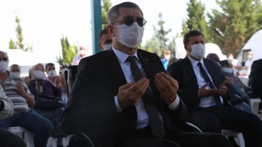 Bakan Ziya Selçuk'tan 17 Ağustos Depremi Şehitliği'ne ziyaret