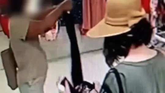 Baktı beğendi, fantezi kıyafetini çaldı