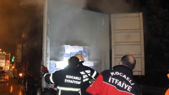 Balatadan çıkan alev önce tırın lastiklerini sonra konteyneri yaktı