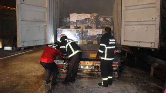 Balatadan çıkan alev önce tırın lastiklerini sonra konteyneri yaktı