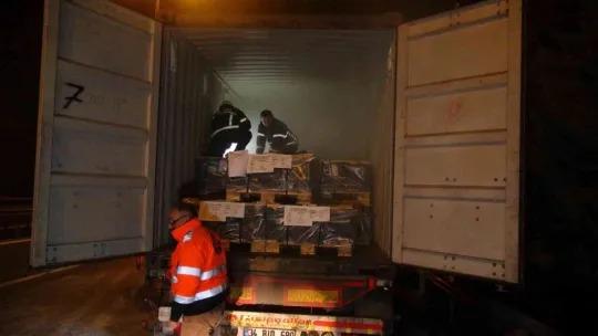 Balatadan çıkan alev önce tırın lastiklerini sonra konteyneri yaktı