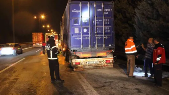 Balatadan çıkan alev önce tırın lastiklerini sonra konteyneri yaktı