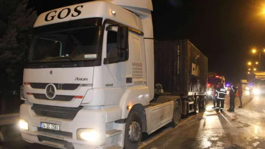 Balatadan çıkan alev önce tırın lastiklerini sonra konteyneri yaktı