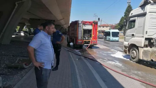 Balataları ısınan tırın lastiği yandı