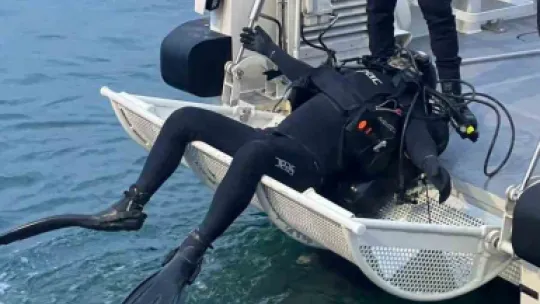 Denizde dalgıç kıyafetli erkek cesedi bulundu