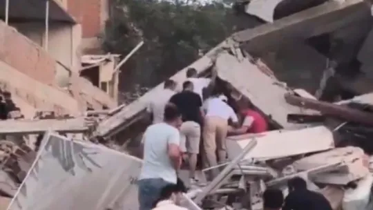 Balıkesir'de 6.2'lik deprem: Bir kişi enkazdan sağ çıkarıldı