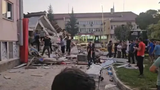 Balıkesir'de 6.2'lik deprem: Bir kişi enkazdan sağ çıkarıldı