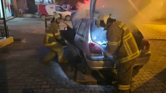 Seyir halindeki iki araçta yangın çıktı