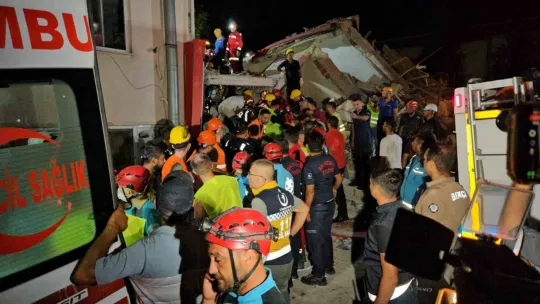 Balıkesir'deki depremde yıkılan binadaki 6 kişinin 6'sı da sağ kurtarıldı