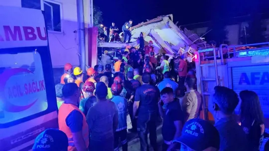 Balıkesir'deki depremde yıkılan binadaki 6 kişinin 6'sı da sağ kurtarıldı