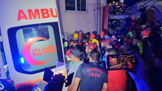 Balıkesir'deki depremde yıkılan binadaki 6 kişinin 6'sı da sağ kurtarıldı