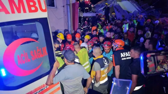Balıkesir'deki depremde yıkılan binadaki 6 kişinin 6'sı da sağ kurtarıldı