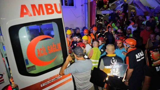 Balıkesir'deki depremde yıkılan binadaki 6 kişinin 6'sı da sağ kurtarıldı