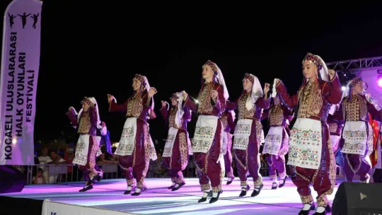 Balkan halk dansları İzmit sokaklarını şölene çevirdi