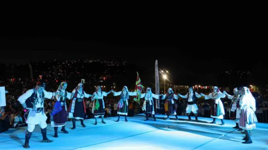 Balkan halk dansları İzmit sokaklarını şölene çevirdi