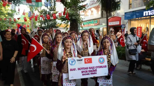 Balkan halk dansları İzmit sokaklarını şölene çevirdi