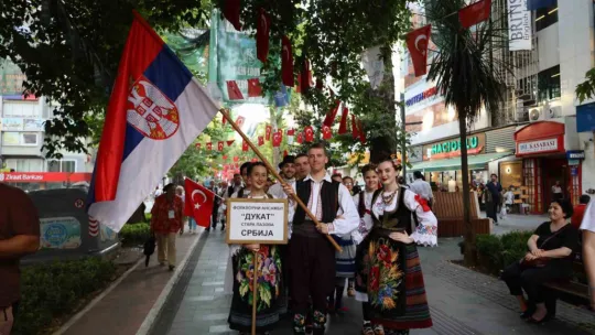 Balkan halk dansları İzmit sokaklarını şölene çevirdi