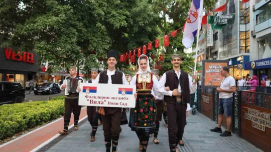 Balkan halk dansları İzmit sokaklarını şölene çevirdi