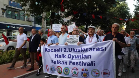 Balkan halk dansları İzmit sokaklarını şölene çevirdi