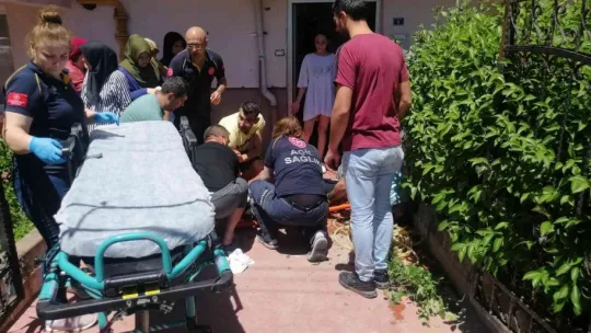 Balkon panjurlarını yıkarken hastanelik oldu