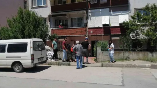 Balkon panjurlarını yıkarken hastanelik oldu