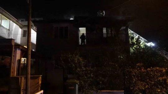 Balkonda çıkan yangın çatıya sıçradı