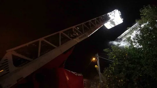 Balkonda çıkan yangın çatıya sıçradı