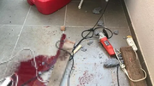 Balkondaki demir parmaklıkları keserken canından oluyordu