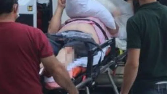 Balkondaki demir parmaklıkları keserken canından oluyordu