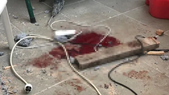 Balkondaki demir parmaklıkları keserken canından oluyordu