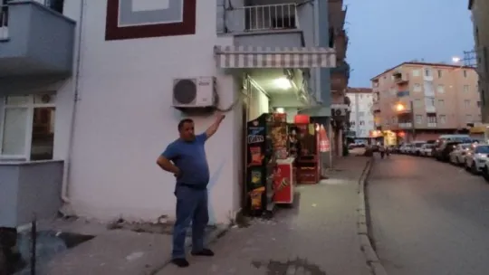 Balkondan düşen çocuğu bakın ne kurtardı?