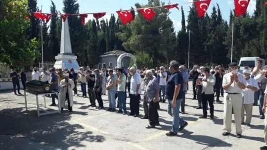 Balkondan düşerek hayatını kaybeden Hamza bebek, toprağa verildi