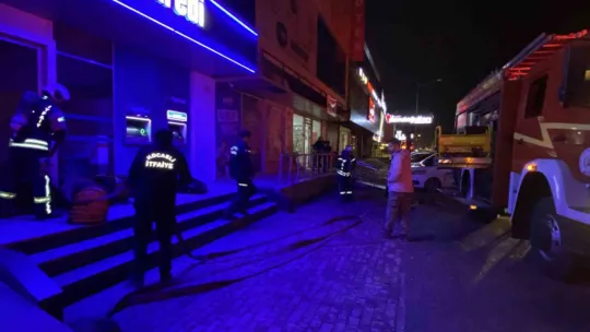 Yapı Kredi Bankası Kartepe şubesinde yangın çıktı