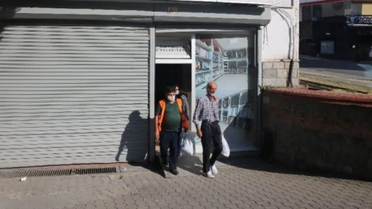 Barakadan alınıp barınma merkezine yerleştirilince gözyaşlarına boğuldu
