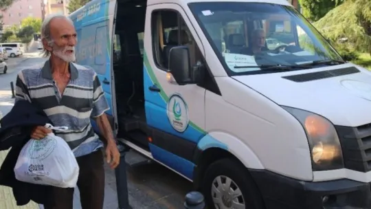 Barakadan alınıp barınma merkezine yerleştirilince gözyaşlarına boğuldu